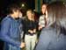 Nise Palhares conversa com o público do lado de fora do teatro